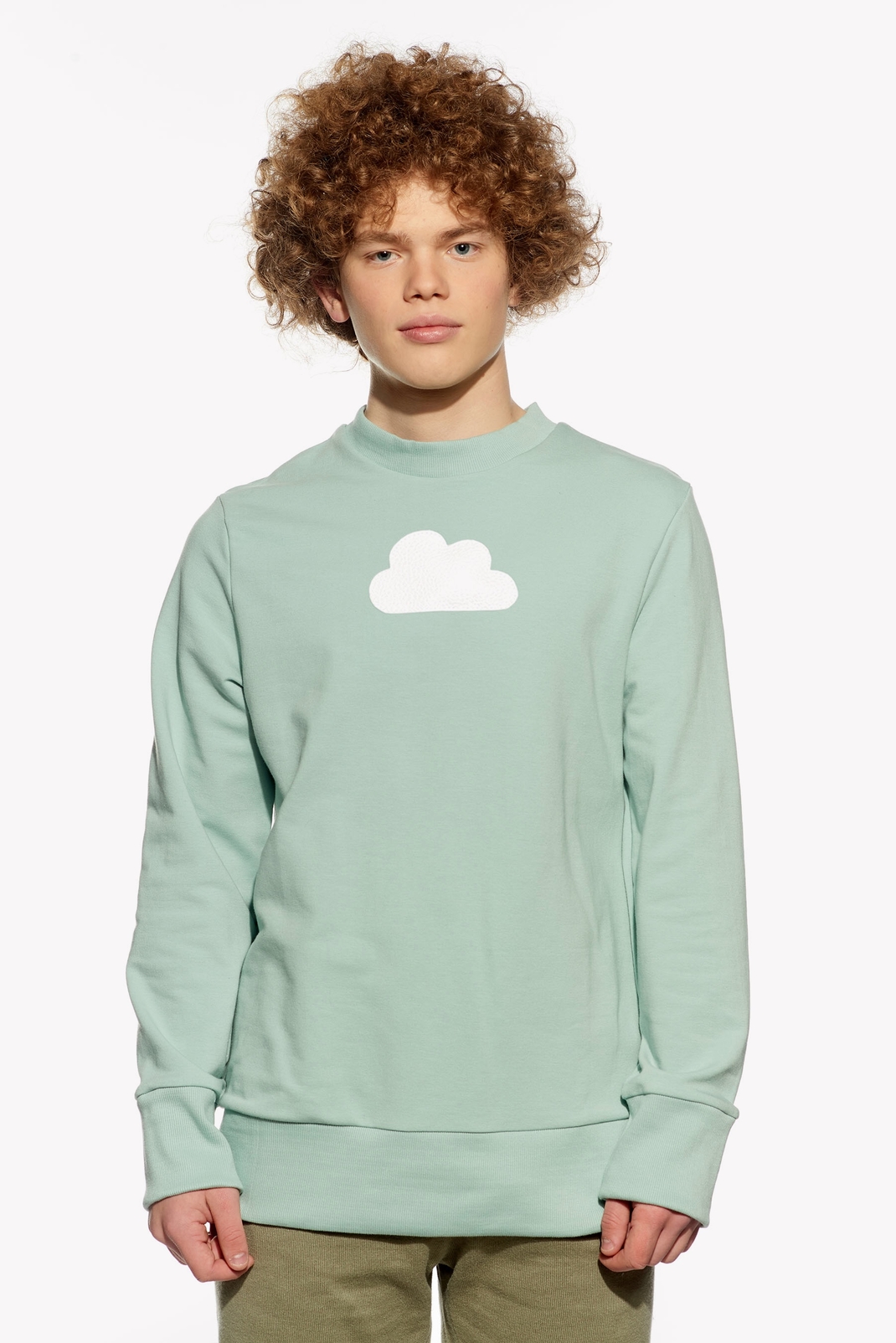 Kapucnis pulóver felhővel