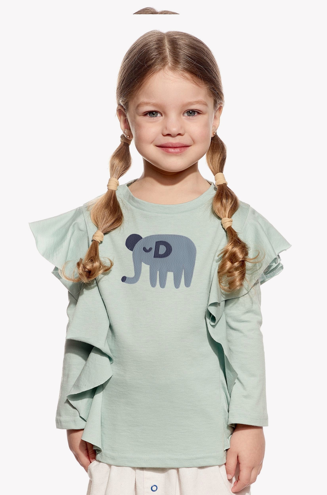 Shirt with an elephant