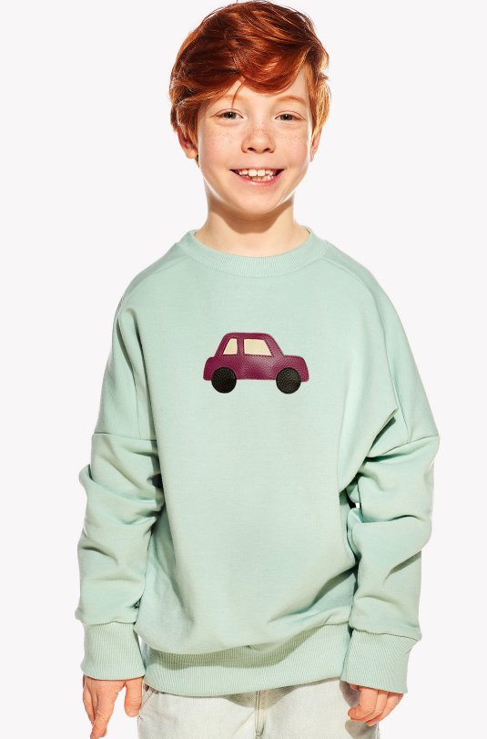 Kapucnis pulóver autóval