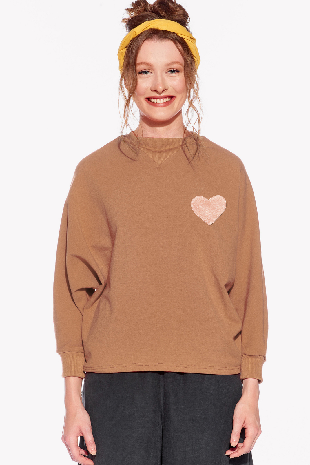 Kapucnis pulóver szívvel