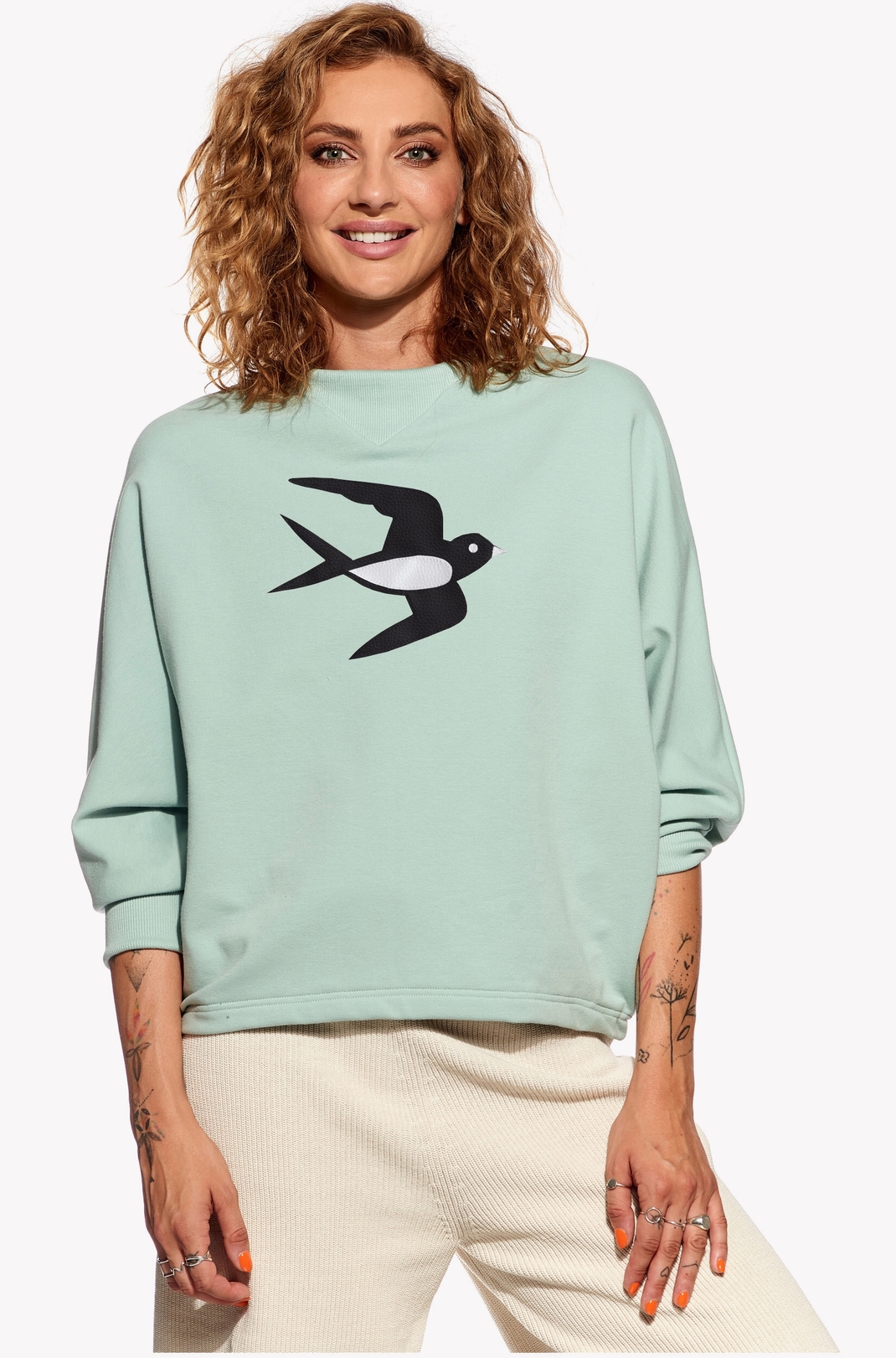 Kapucnis pulóver fecskével