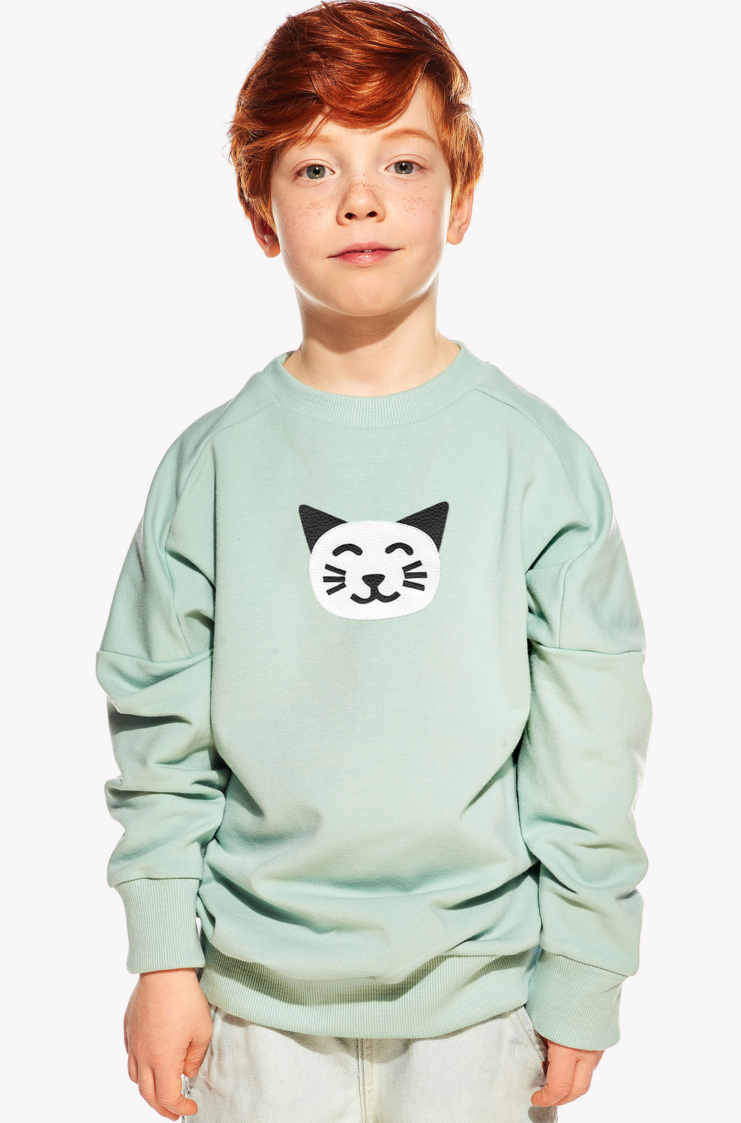 Kapucnis pulóver macskával