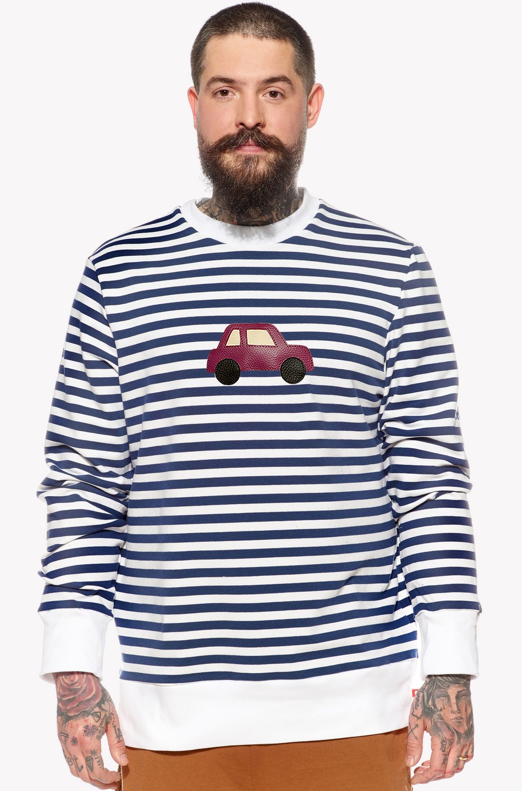 Kapucnis pulóver autóval