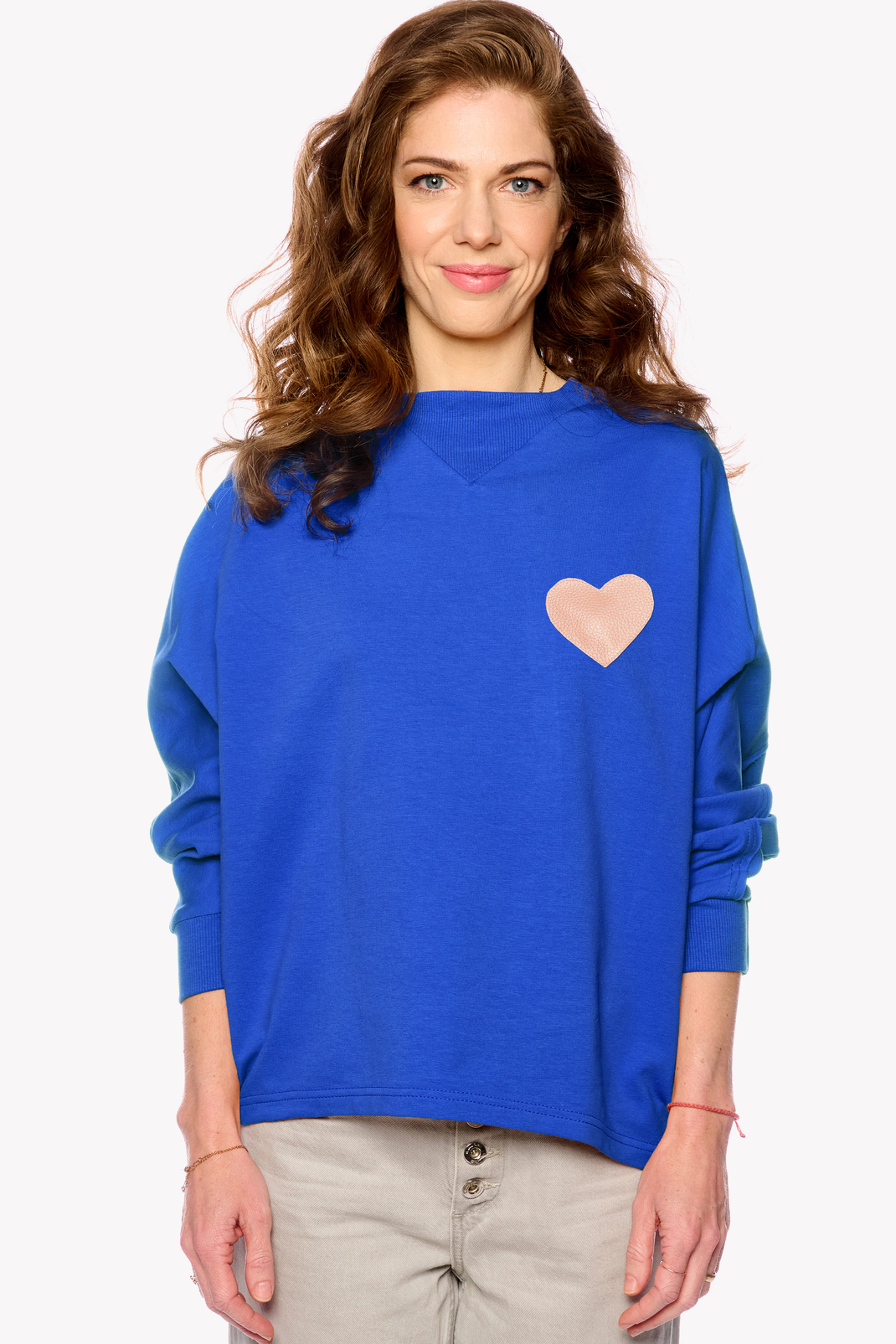 Kapucnis pulóver szívvel