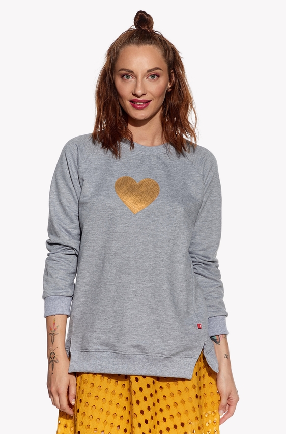 Kapucnis pulóver szívvel