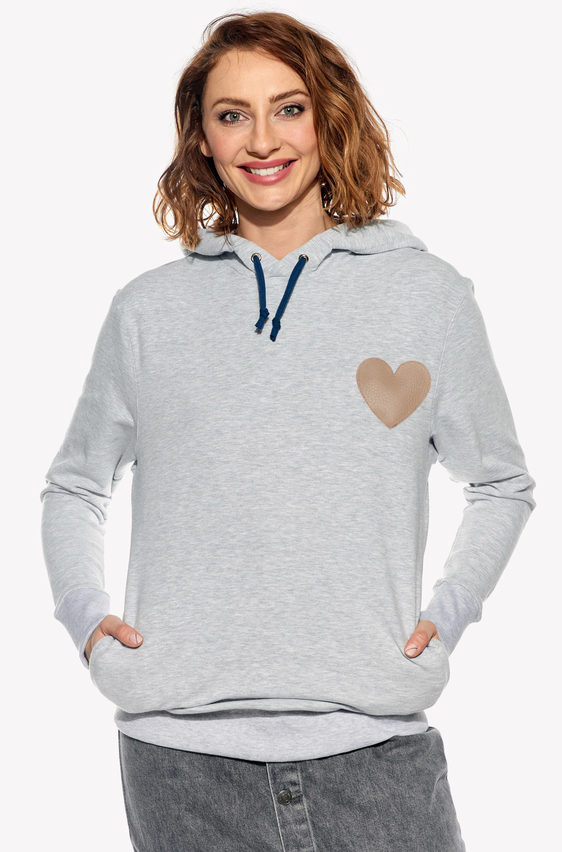 Kapucnis pulóver szívvel