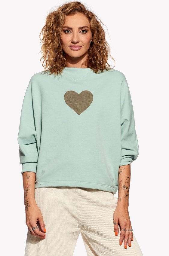 Kapucnis pulóver szívvel