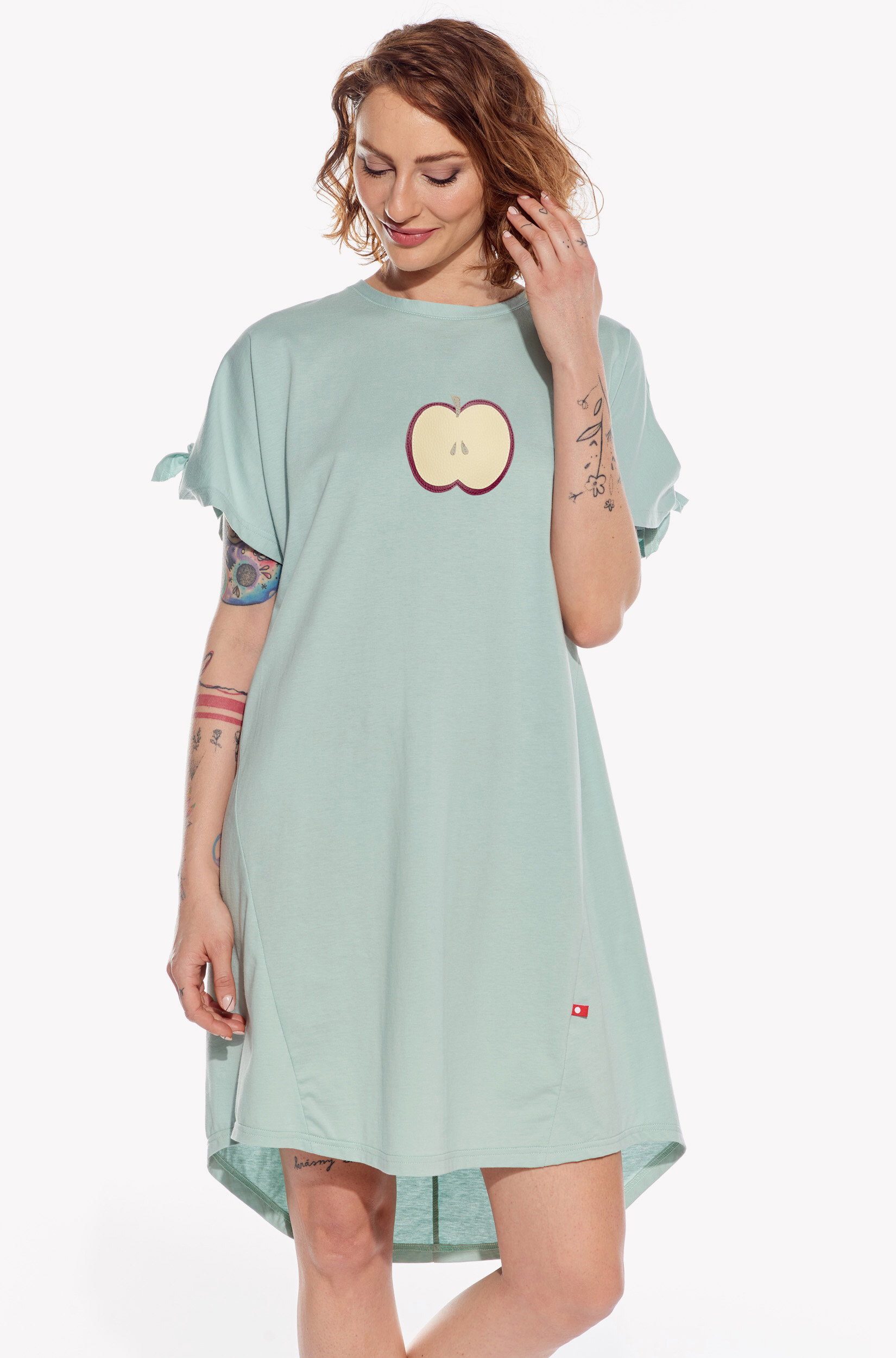 Šaty s jablkom