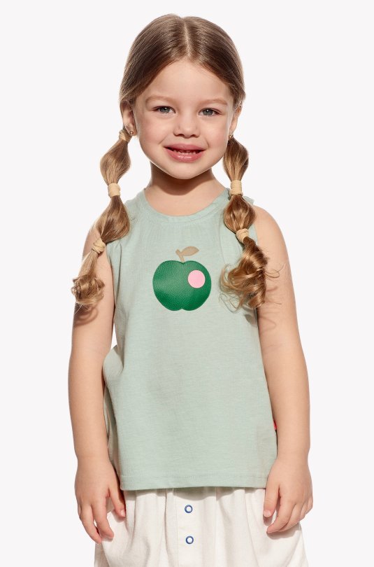 Singlet with apple